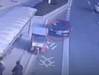 Αυτοκίνητο πέφτει σε στάση λεωφορείου - Ένας νεκρός (βίντεο)